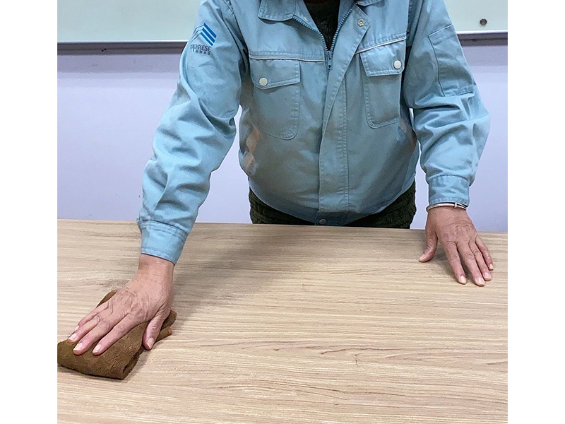 桌面擦洗